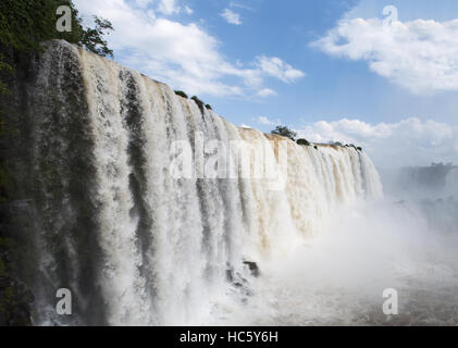 Iguazu: Regenwald und Panoramablick auf die Iguazu Wasserfälle, die durch den Fluss Iguazu, eine der wichtigsten touristischen Attraktionen von Lateinamerika Stockfoto