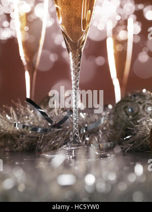 Elegante Sektgläser auf goldenem Hintergrund dunkel Stockfoto