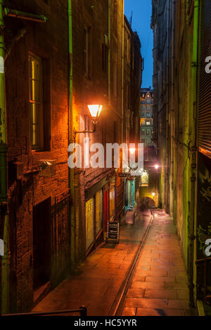 Nacht fällt auf Fleshmarket schließen in der Altstadt von Edinburgh, Schottland. Stockfoto