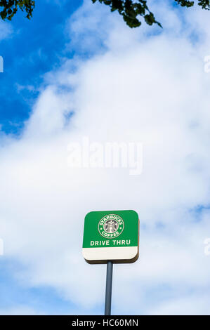 Starbucks Coffee Schild mit Fahrt durch Stockfoto