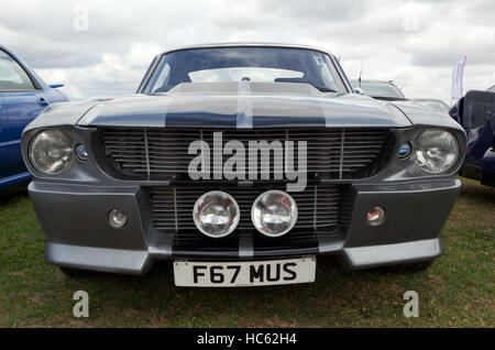 Vorderansicht des einen Ford GT500 Shelby Mustang auf dem Display in einer Auto-Club-Zone von 2016 Silverstone Classic Stockfoto