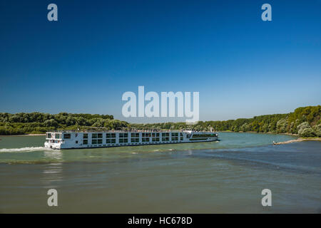 Landschaftliche Juwel Flusskreuzfahrt Schiff in Valletta, Malta, auf Donau, am Zusammenfluss mit Morava, in der Nähe von Devin Castle in registriert Stockfoto