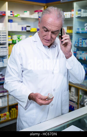 Apotheker telefonieren mit Handy während der Überprüfung Medizin Stockfoto