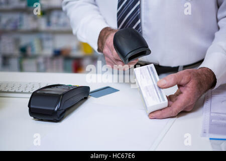 Apotheker mit Barcode-Scanner auf Medizin-box Stockfoto