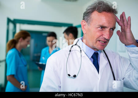 Gespannten Arzt stehen im Flur Stockfoto
