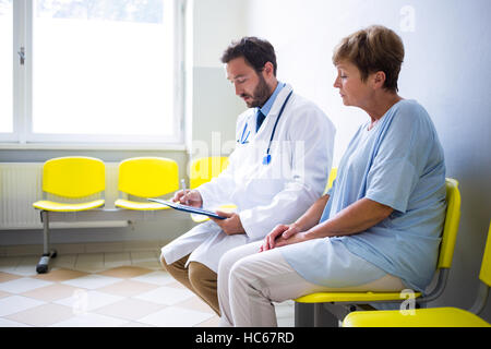 Arzt Beratung Patienten im Wartezimmer Stockfoto