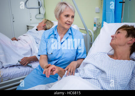 Krankenschwester untersuchen Patienten Puls Stockfoto