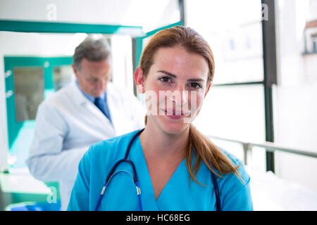 Porträt von Arzt und Krankenschwester lächelt in die Kamera Stockfoto