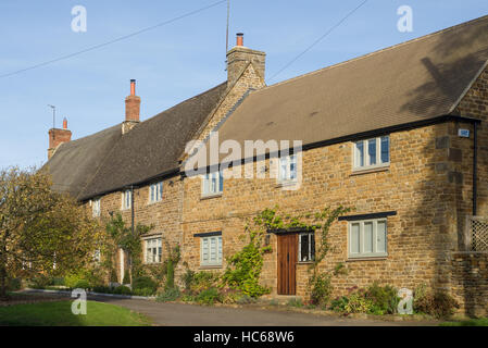 Eine Reihe von Hütten im Dorf Chacombe, Northamptonshire, UK Stockfoto