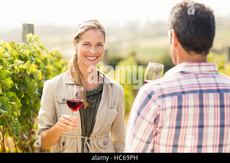 Brautpaar mit Wein Stockfoto