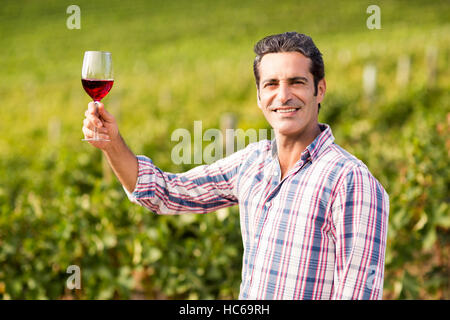 Porträt von lächelnden männlichen Winzer mit einem Glas Wein Stockfoto