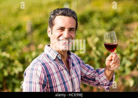 Porträt von lächelnden männlichen Winzer mit einem Glas Wein Stockfoto