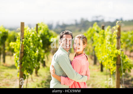 Porträt des glücklichen Paares stehend mit Arm um Stockfoto