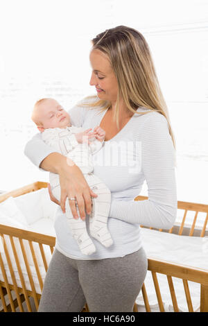 Mutter hält ihr Baby boy Stockfoto