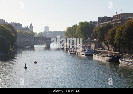 Der Pont Neuf in der früh, Fluss Seine in Paris, Frankreich. Stockfoto