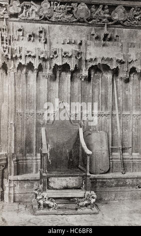 Die Krönung Stuhl, Westminster Abbey, City of Westminster, London, England. Hier mit dem Stein von Scone gesehen, nach Schottland im Jahr 1996 zurückgegeben wurde. Ihre liebenswürdige Majestäten König George VI und Königin Elizabeth veröffentlichte 1937. Stockfoto