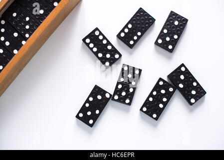 Domino auf weiße Fläche Stockfoto