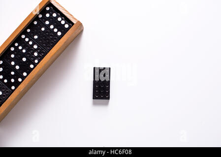 Domino auf weiße Fläche Stockfoto