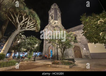 PUERTO DE LA CRUZ, Spanien - 15 AUGUST: Nuestra Senora De La Pena Kirche in der Nacht auf 15. August 2016 in Puerto De La Cruz, Teneriffa, Spanien. Stockfoto