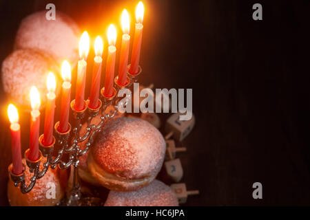 Symbole der jüdischen Feiertages Chanukka - Menora, Donuts Sufganijot und Dreidel Stockfoto