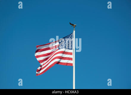 Amerikanische Flagge auf einem Mast im wind Stockfoto