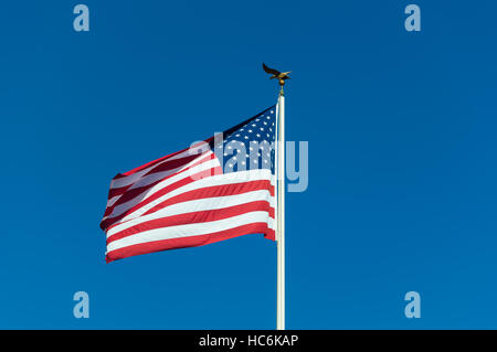 Amerikanische Flagge auf einem Mast im wind Stockfoto