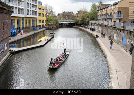 Punt navigieren die Regents Canal in Camden Town in der Nähe der berühmten Camden Market an einem Tag im Sommer Stockfoto