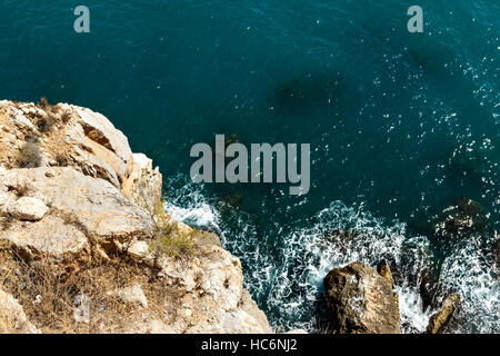 Küste Klippe von oben gesehen. Horizontales Bild. Stockfoto