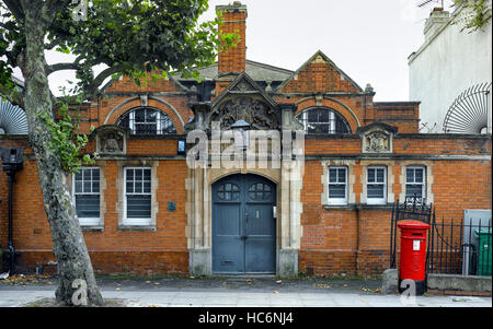 Edwardian Postboten Büro unterwegs Leighton in Kentish Town 1903 mit Stein und Metallarbeiten mit ER Royal Cypher für Edward VIIth Stockfoto