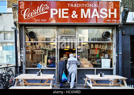 Des Schlosses traditionelle Kuchen und Mash und Aale Shop in Camden Town in London Stockfoto
