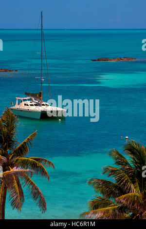 touristich Boot Katamaran in der blauen Lagune entspannen von Isla Contoy Mexiko Stockfoto