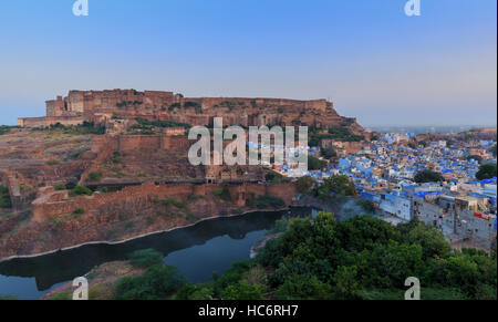 Die blaue Stadt Jodhpur in Richtung Mehrangarh Fort in Rajasthan, Indien Stockfoto