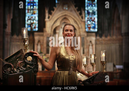 Die Sopranistin Natasha Day in St Mary's Episcopal Cathedral, Edinburgh, vor einem Konzert der beliebten Opernarien. Die Veranstaltung, für die medizinische Hilfsorganisation Médecins sans Frontières, ist eine Hommage an Dr. Joseph Bell, ein Gerichtsmediziner Edinburgh, die Stockfoto