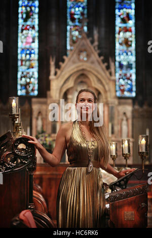 Die Sopranistin Natasha Day in St Mary's Episcopal Cathedral, Edinburgh, vor einem Konzert der beliebten Opernarien. Die Veranstaltung, für die medizinische Hilfsorganisation Médecins sans Frontières, ist eine Hommage an Dr. Joseph Bell, ein Gerichtsmediziner Edinburgh, die Stockfoto