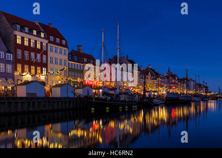 Weihnachtsdekoration Nyhavn Kanal entlang, Kopenhagen, Dänemark Stockfoto