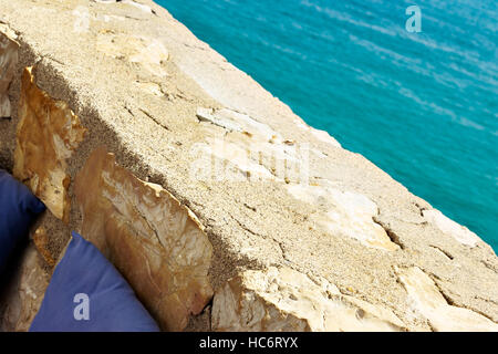 Stück der Mauer von der Terrasse des Restaurants. Horizontales Bild. Stockfoto