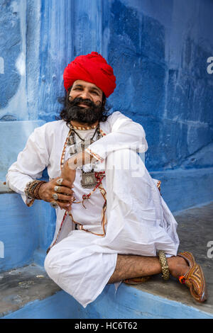 Mann aus Rajasthan in traditioneller Kleidung, Jodhpur, Rajasthan, Indien Stockfoto