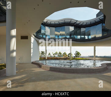 Dachterrasse mit Teich und Büro Lichtbrunnen-Funktionen. Wählen Sie Gruppe Hauptsitz, Singapur, Singapur. Architekt: Kay Ngee Tan, 2016. Stockfoto