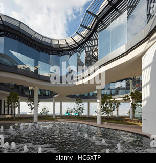 Dachterrasse mit Teich und Büro Lichtbrunnen-Funktionen. Wählen Sie Gruppe Hauptsitz, Singapur, Singapur. Architekt: Kay Ngee Tan, 2016. Stockfoto