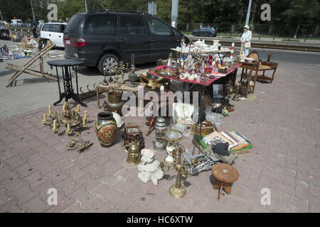 Bazar Na Kole Flohmarkt in Warschau, Polen. Das Hotel liegt im Zentrum von Warschau. Finden Sie Antiquitäten verwendet, alle Arten von Lack verwendet Bücher oder Aufzeichnungen, Fotos, Besteck, Geräte, altes Spielzeug, Kleidung und andere mit: Atmosphäre wo: Warschau, Po Stockfoto