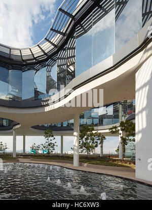 Dachterrasse mit Teich und Büro Lichtbrunnen-Funktionen. Wählen Sie Gruppe Hauptsitz, Singapur, Singapur. Architekt: Kay Ngee Tan, 2016. Stockfoto