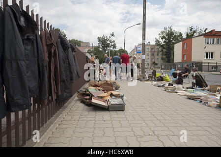 Bazar Na Kole Flohmarkt in Warschau, Polen. Das Hotel liegt im Zentrum von Warschau. Finden Sie Antiquitäten verwendet, alle Arten von Lack verwendet Bücher oder Aufzeichnungen, Fotos, Besteck, Geräte, altes Spielzeug, Kleidung und andere mit: Atmosphäre wo: Warschau, Po Stockfoto