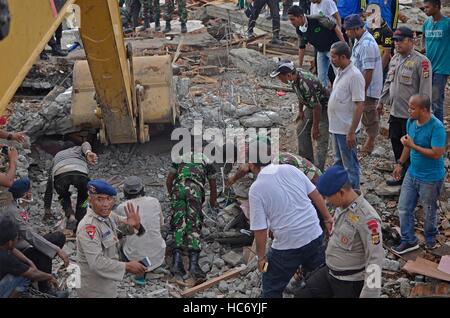 Indonesien. 7. Dezember 2016. Messung von 6,5 auf der Richterskala (sr) Beben erschüttert Pidie Jaya, Provinz Aceh. Mindestens 92 Menschen getötet und Dutzende von Gebäuden vor dem Zusammenbruch verursacht wurden mehr als 70 verletzten erlitten schwere Verletzungen in der Größe 6,5 Temblor. Bildnachweis: Azwar/Pacific Press/Alamy Live-Nachrichten Stockfoto