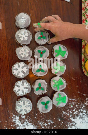 Engel Muffins backen süßes Weihnachten behandelt Stockfoto