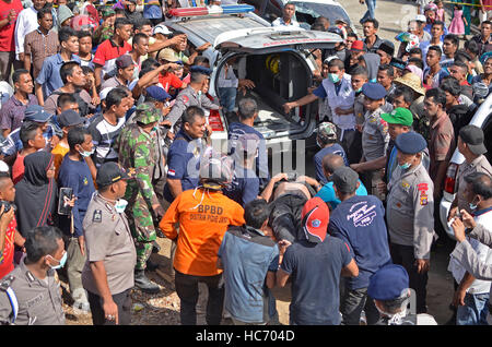 Indonesien. 7. Dezember 2016. Messung von 6,5 auf der Richterskala (sr) Beben erschüttert Pidie Jaya, Provinz Aceh. Mindestens 92 Menschen getötet und Dutzende von Gebäuden vor dem Zusammenbruch verursacht wurden mehr als 70 verletzten erlitten schwere Verletzungen in der Größe 6,5 Temblor. Bildnachweis: Azwar/Pacific Press/Alamy Live-Nachrichten Stockfoto