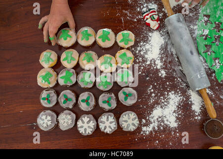 Engel Muffins backen süßes Weihnachten behandelt Stockfoto