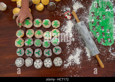 Engel Muffins backen süßes Weihnachten behandelt Stockfoto