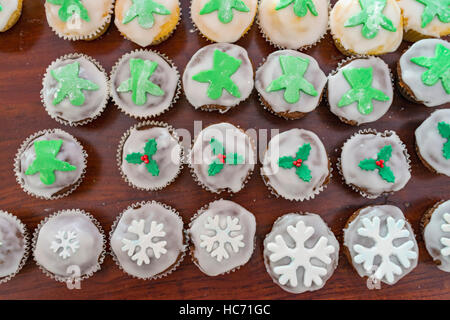 Engel Muffins backen süßes Weihnachten behandelt Stockfoto