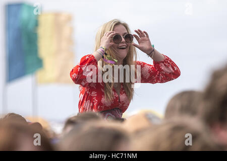 Ein Festival Goer Jack Savoretti auf der Bühne die 2016 Boardmasters Surf und Musikfestival in Newquay, Cornwall zu genießen.  Wo: Newquay, Cornwall, Vereinigtes Königreich bei: 12. August 2016 Stockfoto