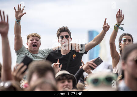 Festivalbesucher genießen Jack Savoretti auf der Bühne die 2016 Boardmasters Surf und Musikfestival in Newquay, Cornwall.  Wo: Newquay, Cornwall, Vereinigtes Königreich bei: 12. August 2016 Stockfoto